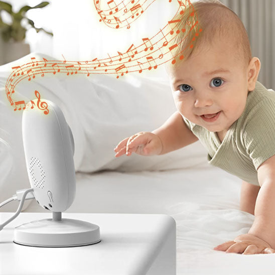 bebe souriant face camera bebe dans sa chambre