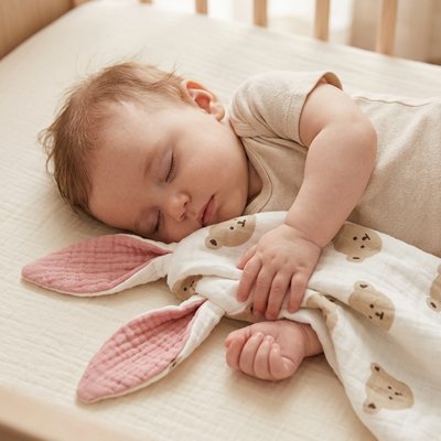 bébé dort avec doudou lapin 