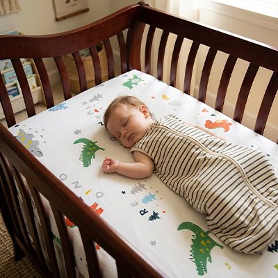 Joli drap housse lit bébé dinosaure