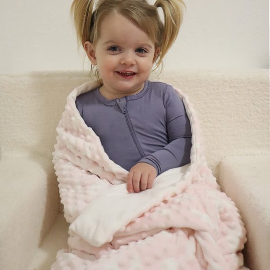 adorable fiellette avec couvertue bébé rose