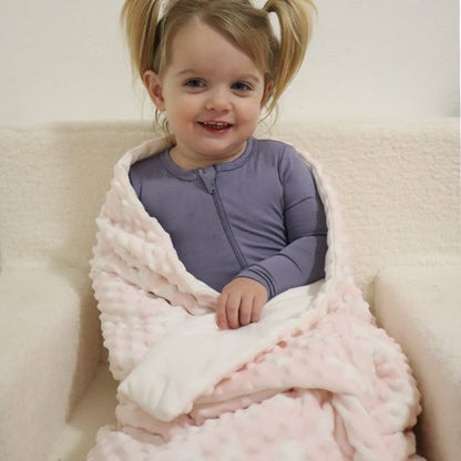 adorable fiellette avec couvertue bébé rose