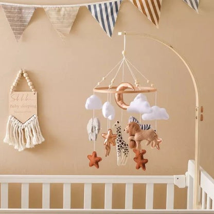 animaux de la savane dans joli mobile bébé