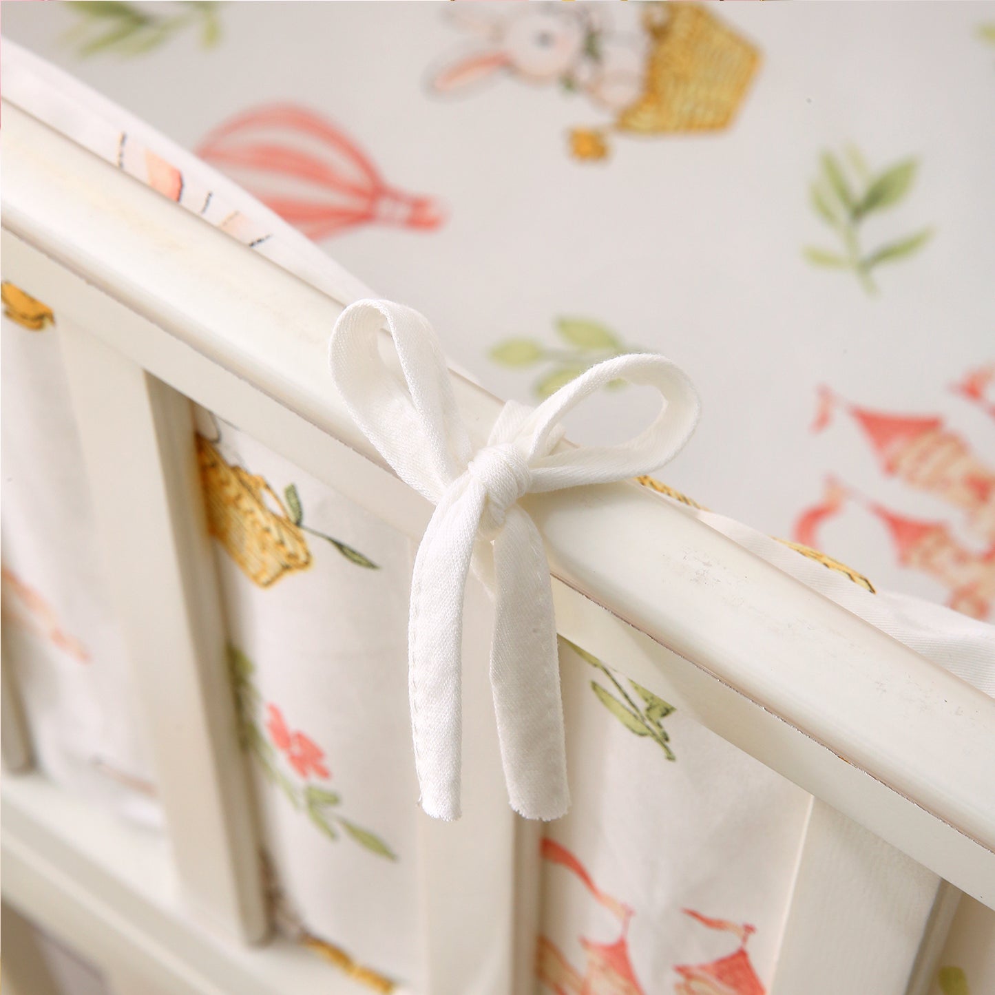 attache du tour de lit pour bebe au lit