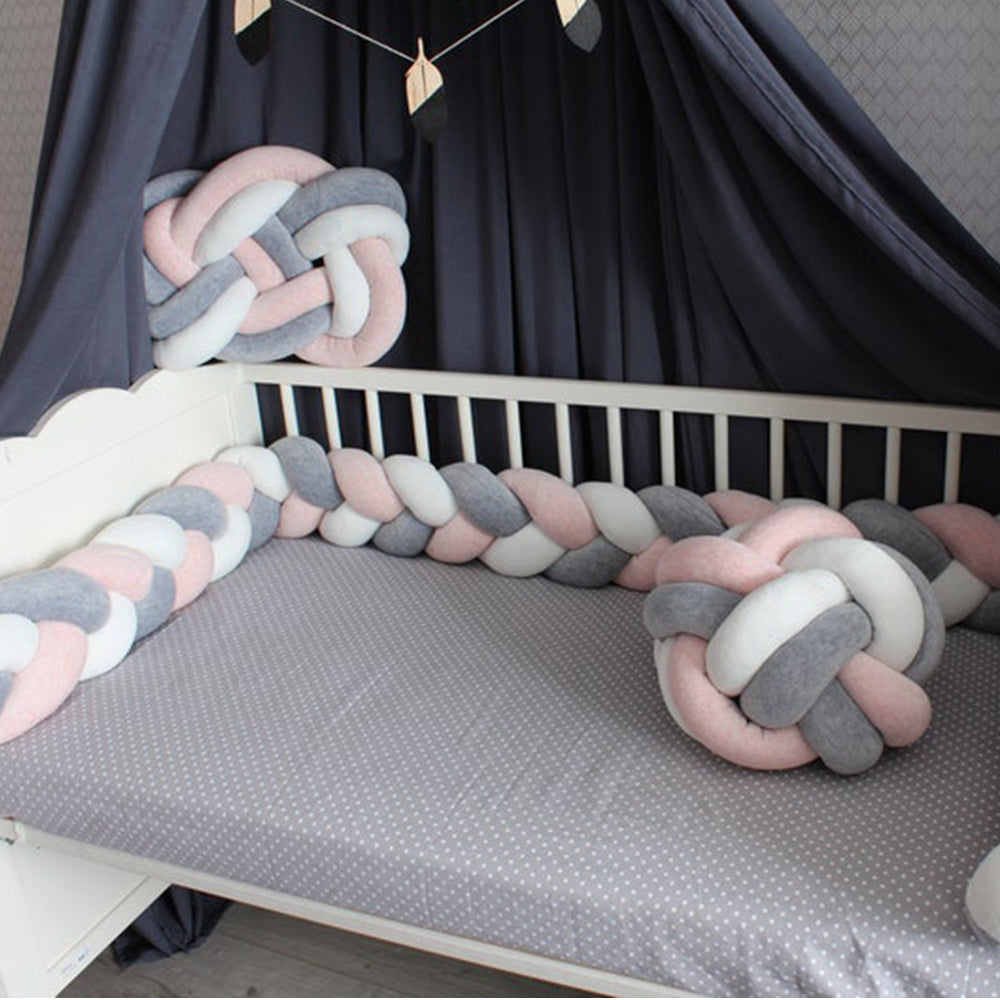 beau lit avec tresse de lit enroullee rose gris blanc