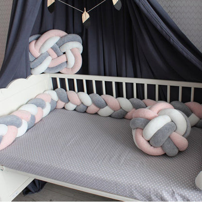 beau lit avec tresse de lit enroullee rose gris blanc