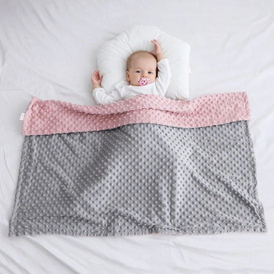 bébé allongé couverture bébé gris rose