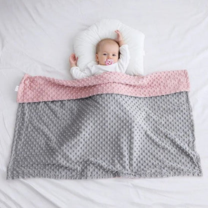 bébé allongé couverture bébé gris rose