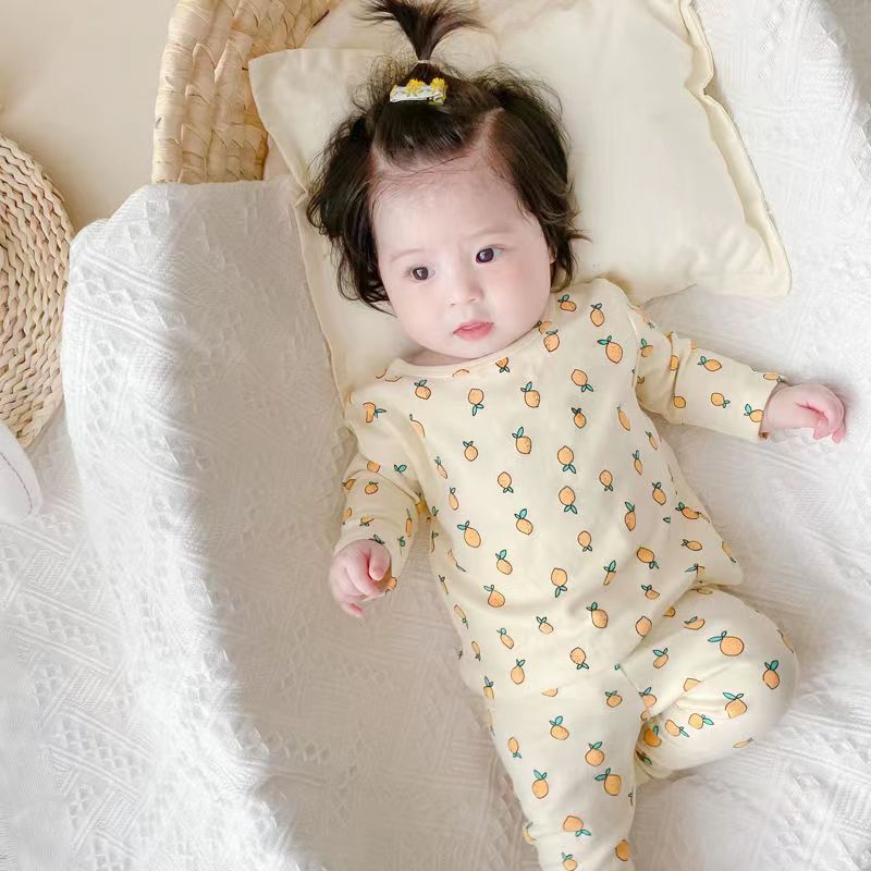 bébé allongé pyjama bébé fille fruité