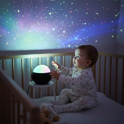bébé assis au lit avec veilleuse  projection