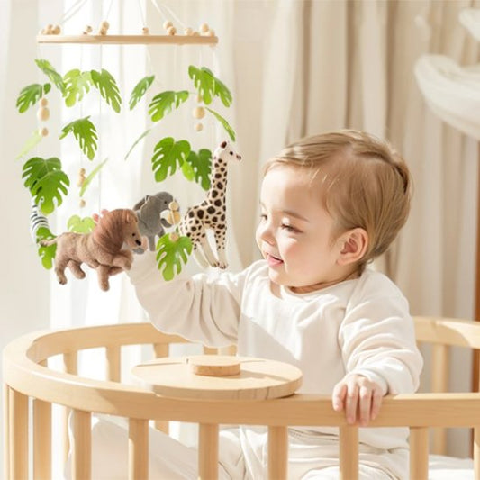 bébé au lit joue avec mobile bébé savane africaine