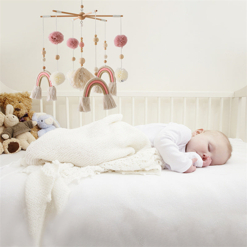 bébé avec mobile lit bébé arc en ciel