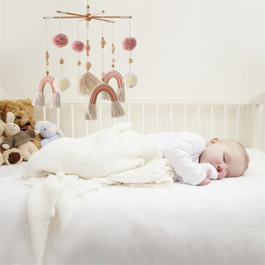 bébé avec mobile lit bébé arc en ciel