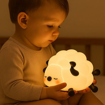 bébé avec veilleuse bébé mouton lumiere blanche