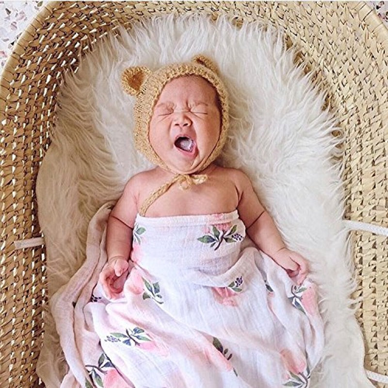 bébé baille sous couverture bébé  rosée