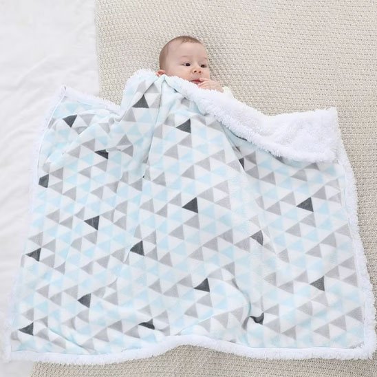 bebe couvert avec couverture bebe motif triangle