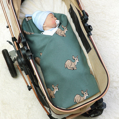 bébé  dans poussette avec couverture bébé verte