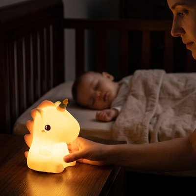 bébé dort avec bebe veilleuse licorne