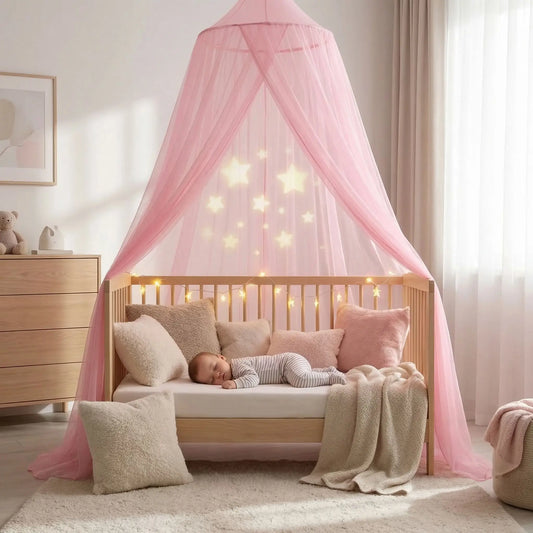 bébé dort avec ciel de lit rose féerique