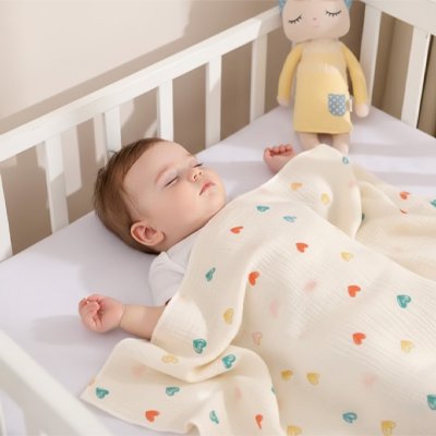 bébé dort avec couverture bebe coeur