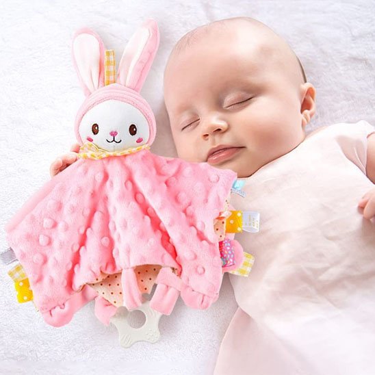 bébé dort avec doudou bebe lapin rose