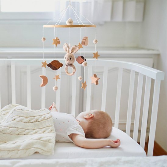 bébé dort avec mobile bébé scandinave