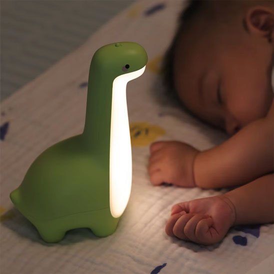 bébé dort avec veilleuse bebe dinosaure vert