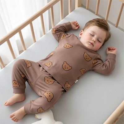bébé dort en pyjama bebe marron