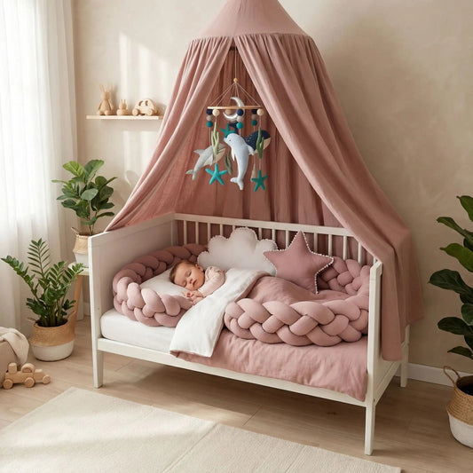 bebe dort sereinement entoure de tresse de lit bebe vieux rose