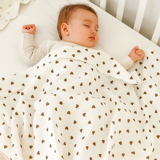 bébé dort sous couverture bébé motif coeur