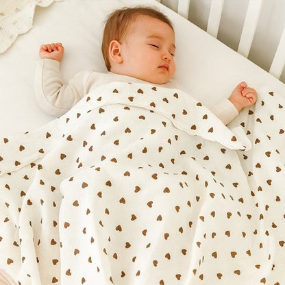 bébé dort sous couverture bébé motif coeur