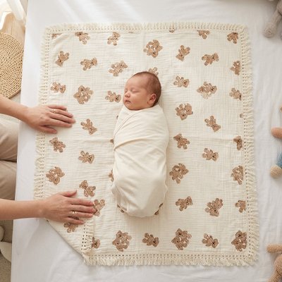 bébé dort sur couverture bébé naissance ourson