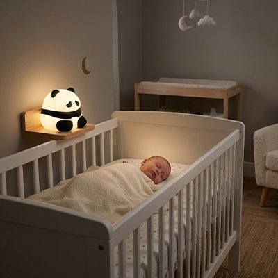bébé dort veilleuse bébé panda allumée