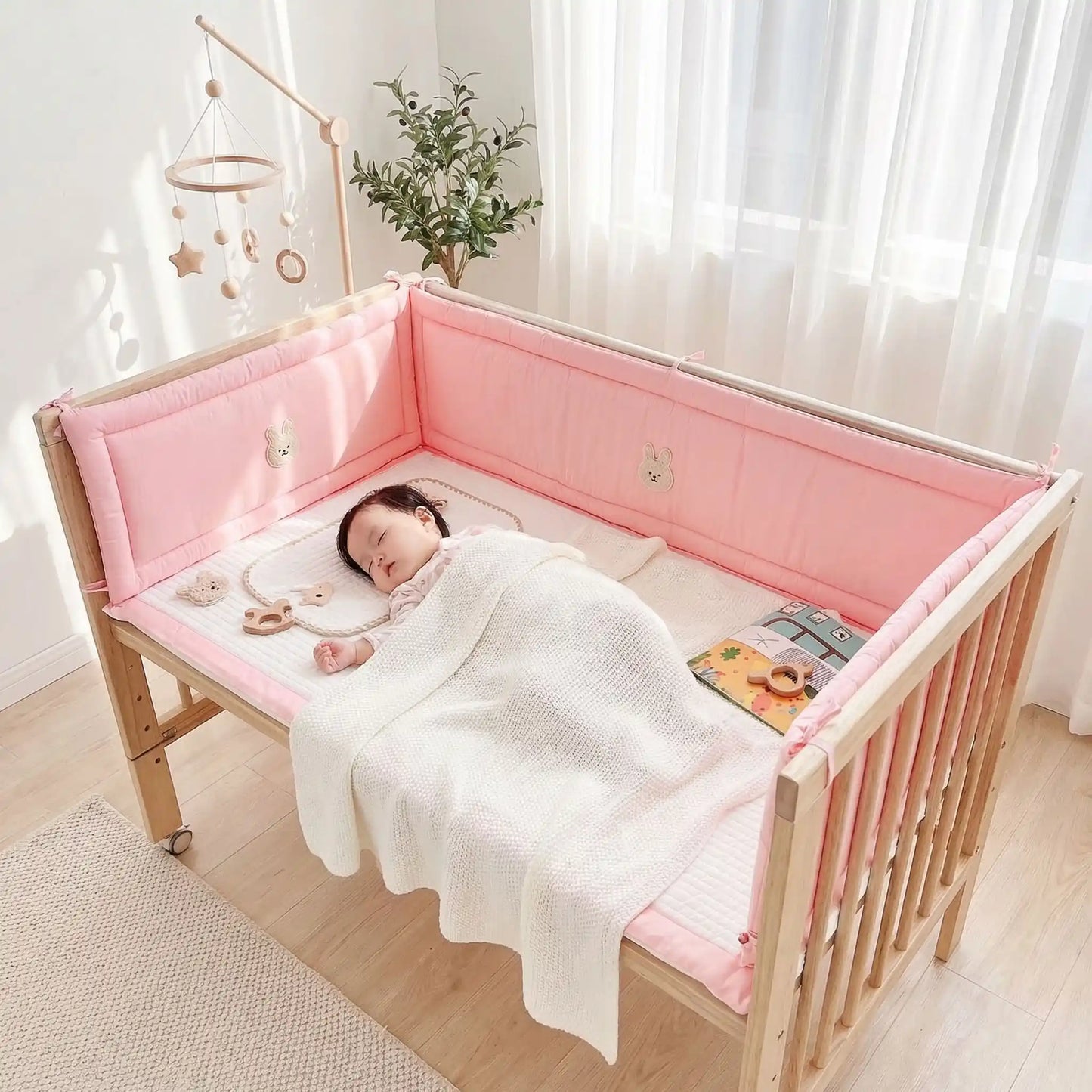 bébé endormi avec tour de lit respirant rose