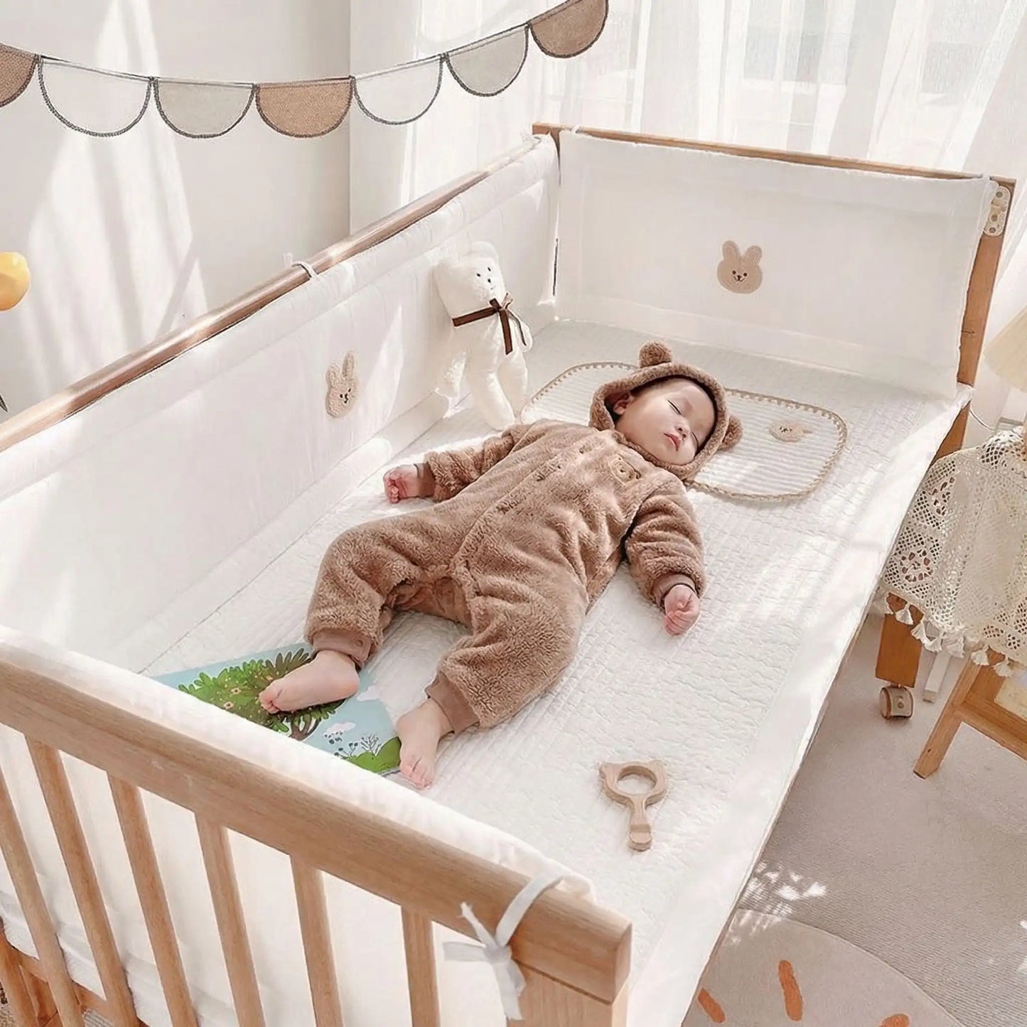 bébé endormi avec tourde lit respirant blanc lapin