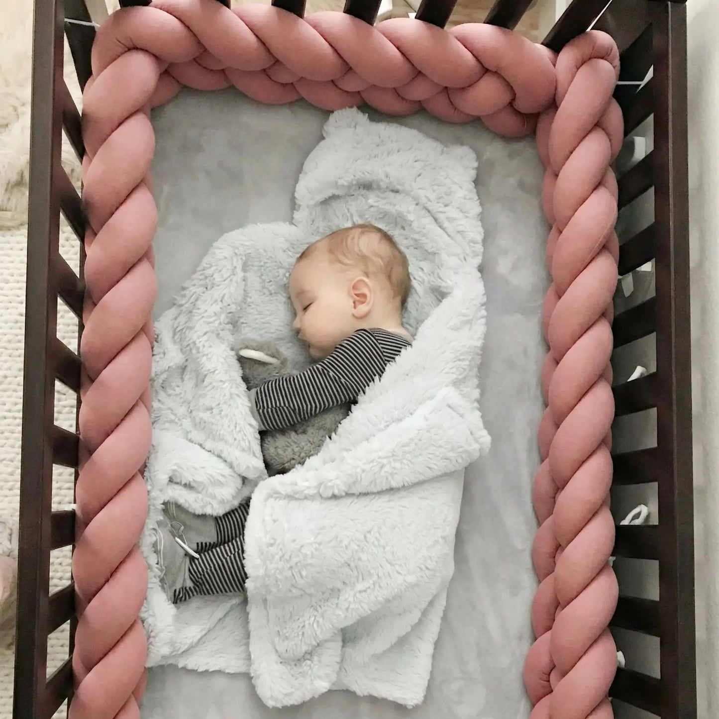 bebe endormi entoure tresse de lit bebe vieux rose