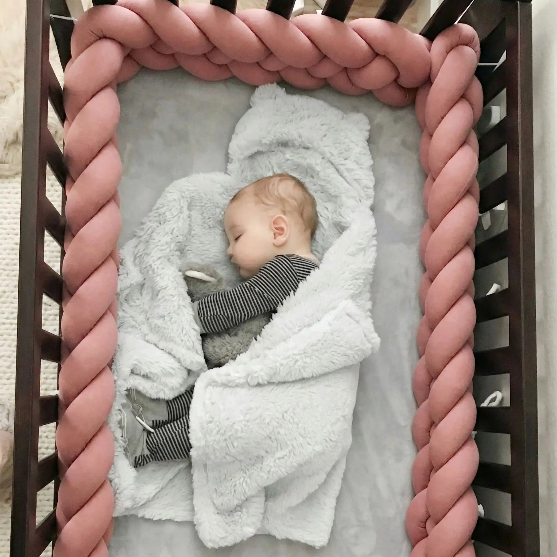 bebe endormi entoure tresse de lit bebe vieux rose