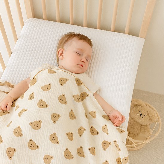 bébé endormi sous couverture bébé tête ourson