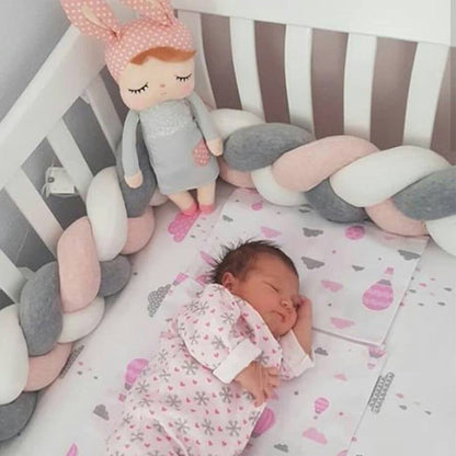 bébé endormit lit avec tresse de lit rose gris blanc