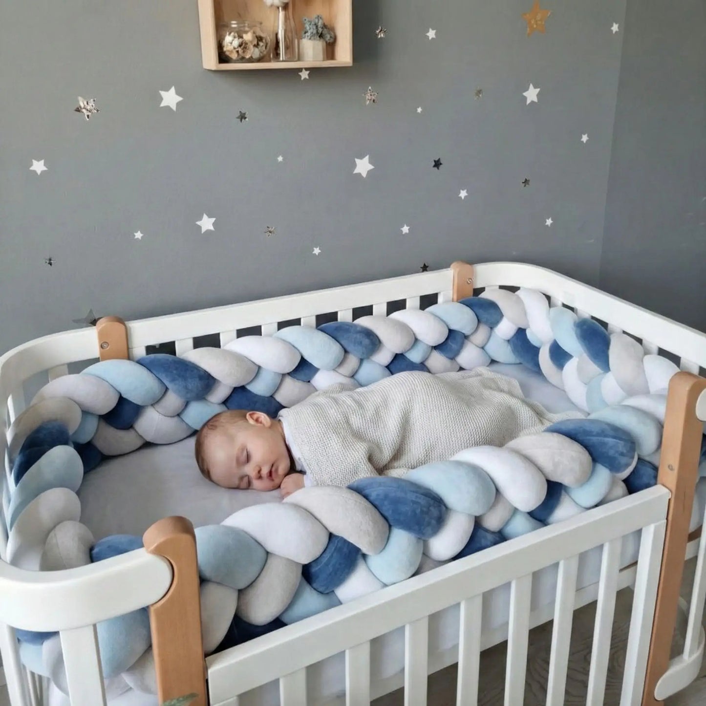bébé garçon dort paisiblement avec tresse de lit bebe bleue blanc
