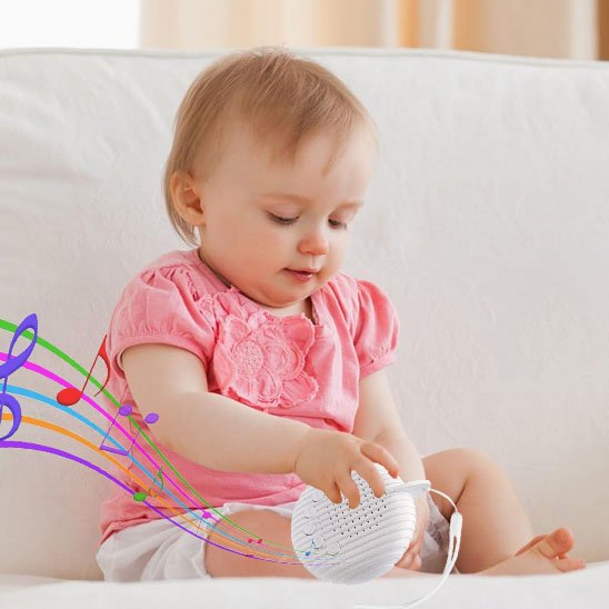 bébé joue avec veilleuse bruit blanc
