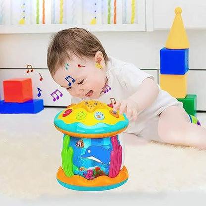 bébé joue avec veilleuse musicale bébé