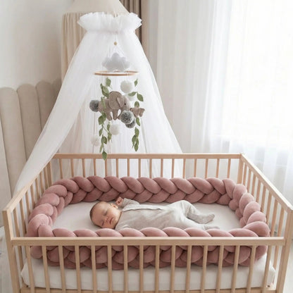 bebe serein  dort entoure tresse de lit bebe vieux rose