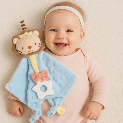 bébé souriant avec doudou bebe lion