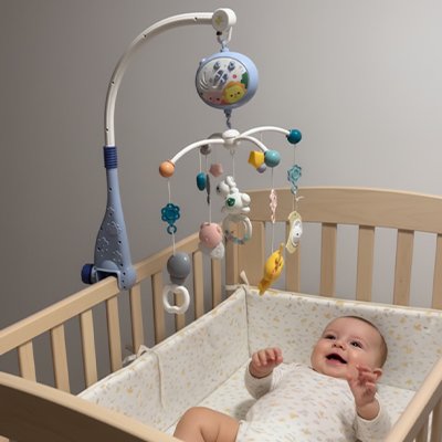 bébé souriant observe mobile musical bébé tournant