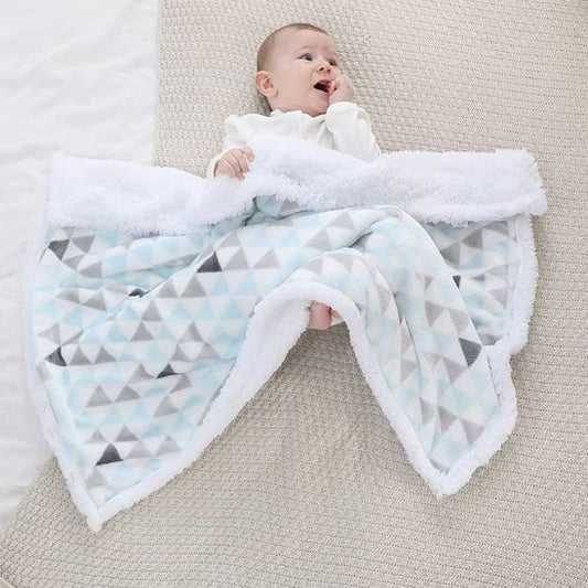 bebe sous couverture bebe motif geometrique