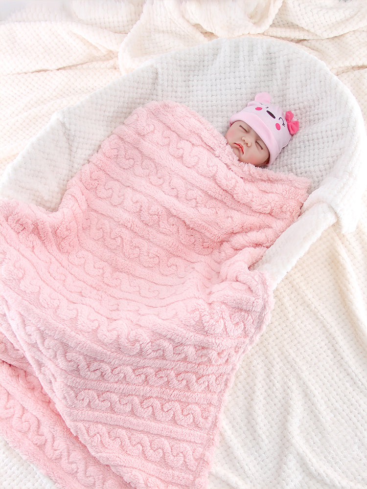 bebe sous couverture bebe-rose