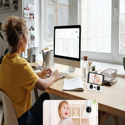 camera surveillance bebe sur bureau maman-montrant bébé