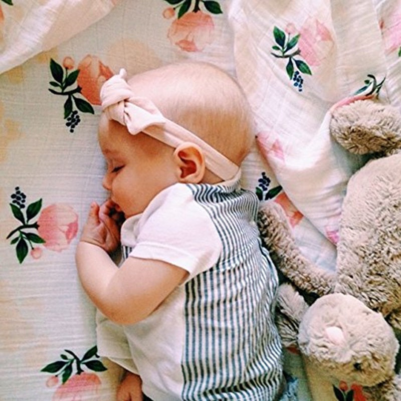 couverture bébé sous bébé endormi