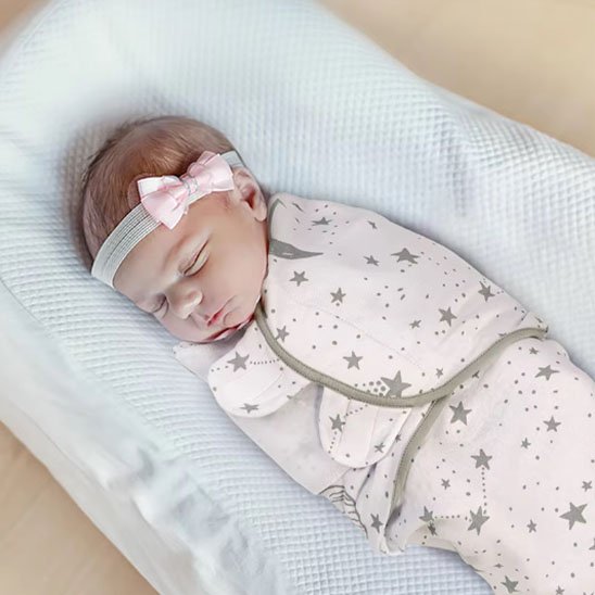 Couverture emmaillotage bébé blanche étoilée