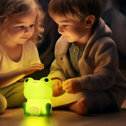 deux enfants avec veilleuse bebe grenouille